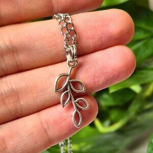 Leaf Pendant Necklace